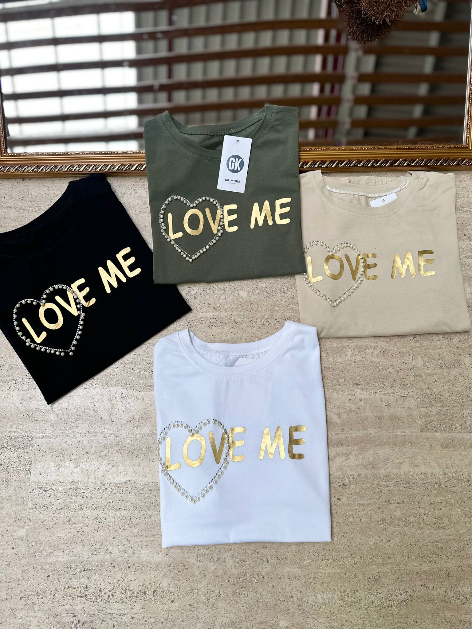 T-shirt comoda slim fit scritta love me