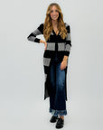 Cardigan lungo a righe con bottoni – Chic e versatile