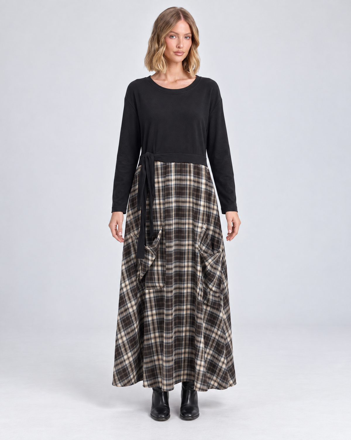 Abito lungo combinato nero e tartan indossato da Polly 5, vista frontale