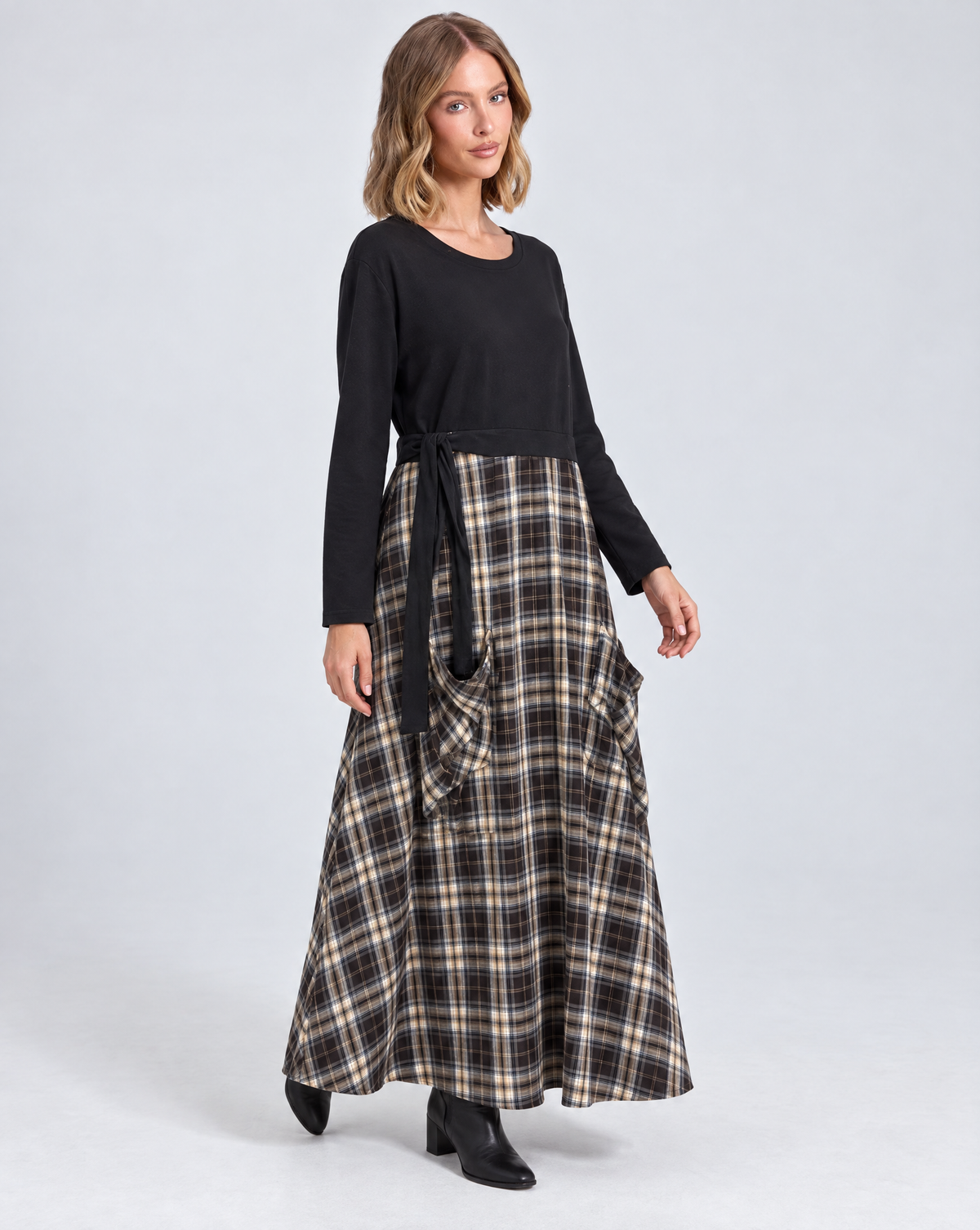 Abito lungo combinato nero e tartan indossato da Polly 5, vista tre quarti