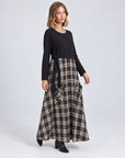 Abito lungo combinato nero e tartan indossato da Polly 5, vista tre quarti