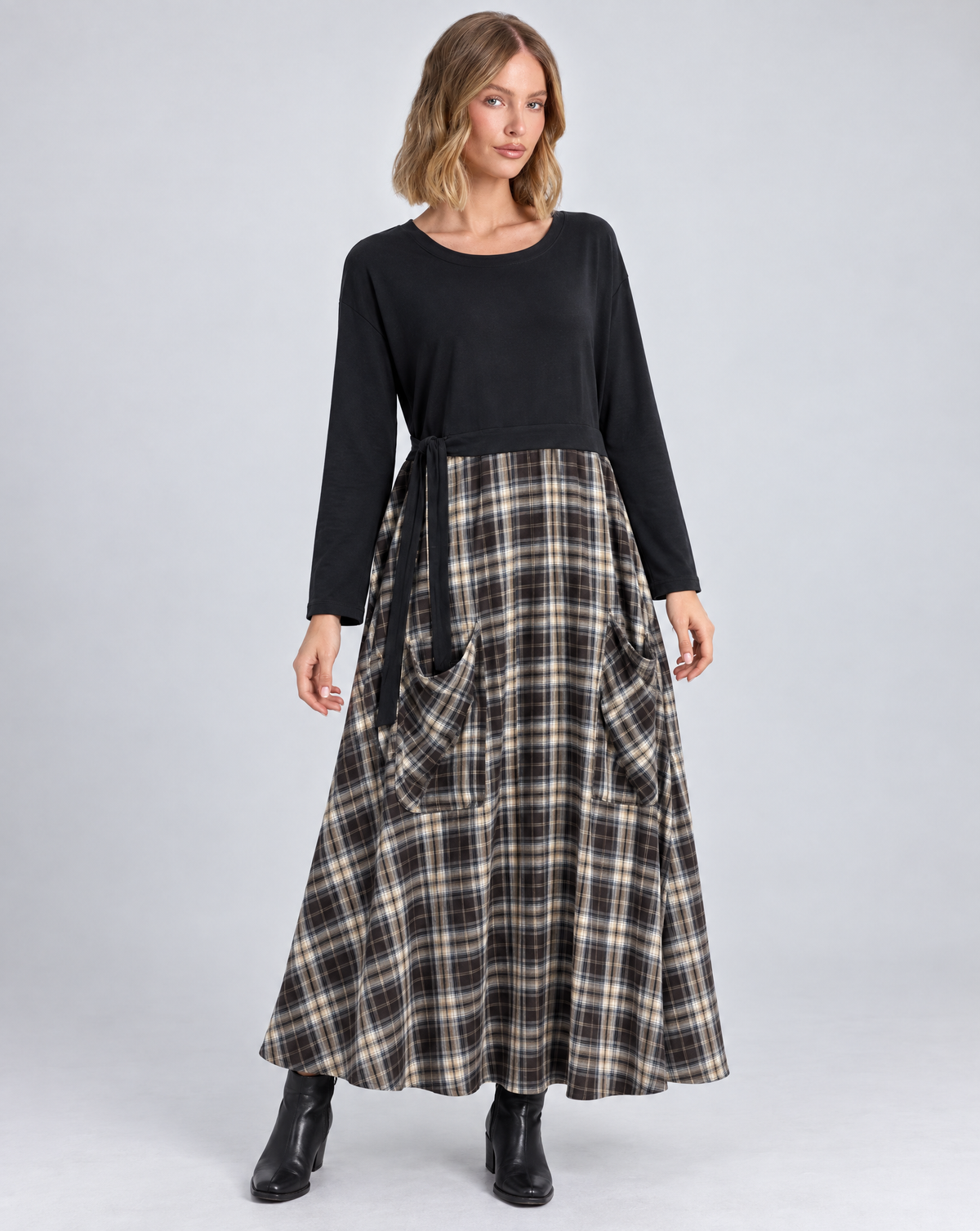 Abito lungo combinato nero e tartan indossato da Polly 5, posa con dettagli delle tasche