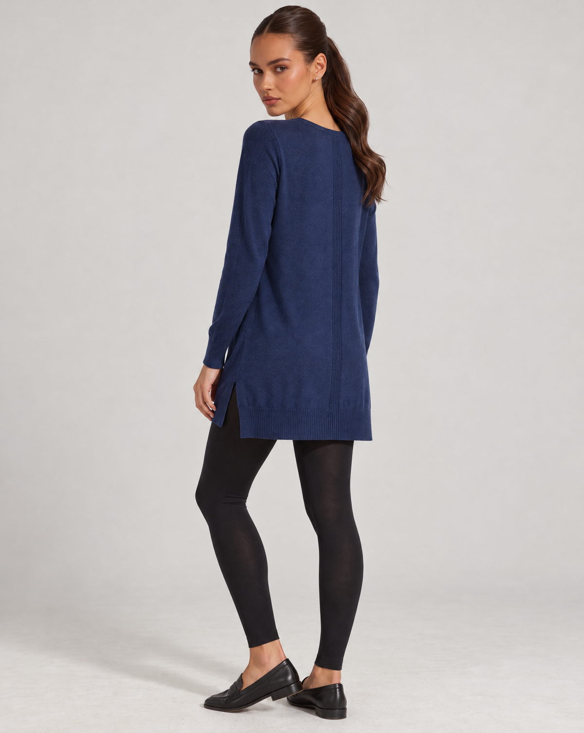Abito tunica in maglia blu indossato da Polly 6, vista posteriore a tre quarti