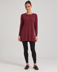 Abito tunica in maglia bordeaux indossato da Polly 6, vista frontale