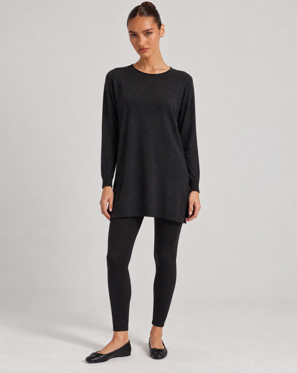 Abito tunica in maglia nero indossato da Polly 6, vista frontale