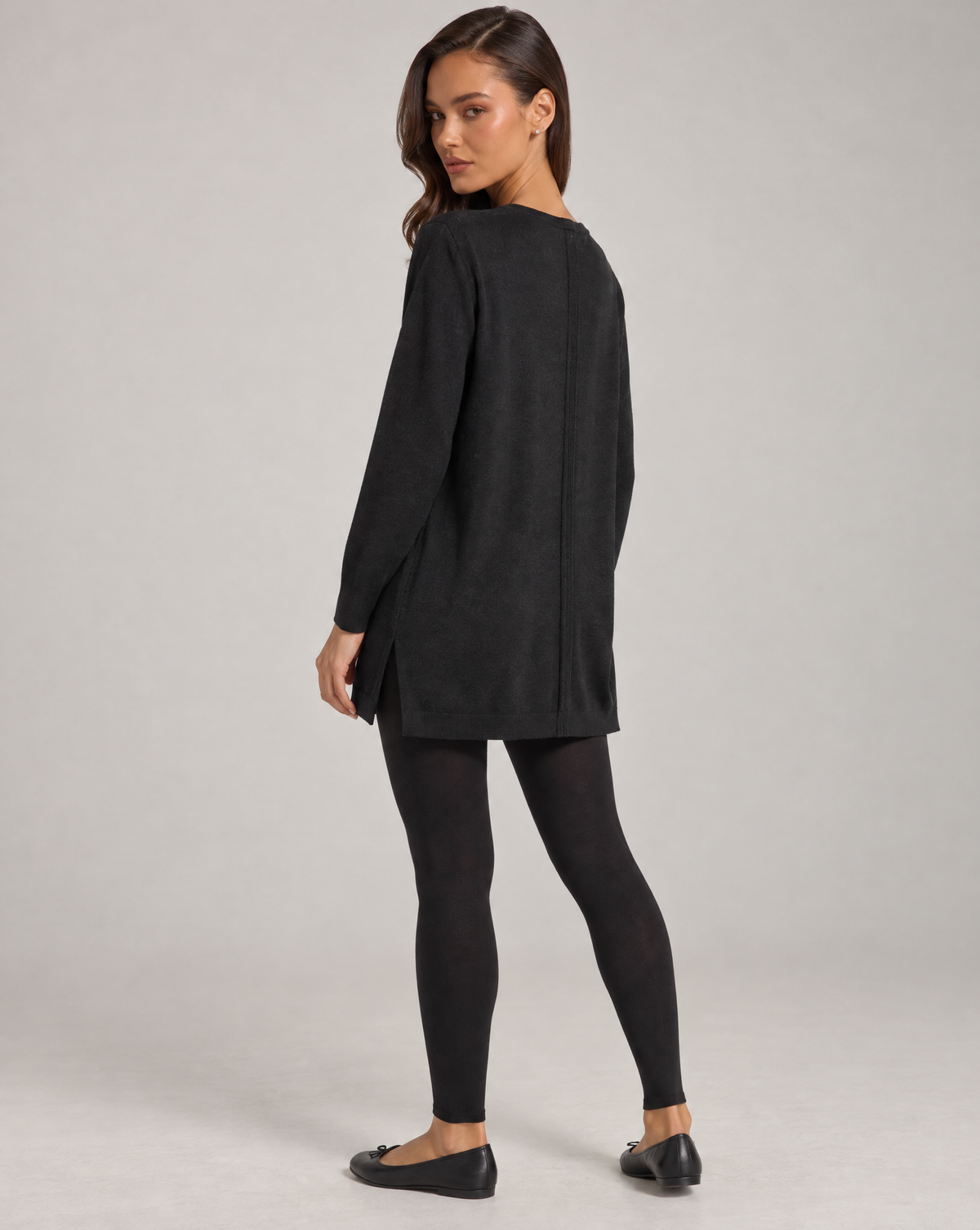 Abito tunica in maglia nero indossato da Polly 6, vista posteriore a tre quarti