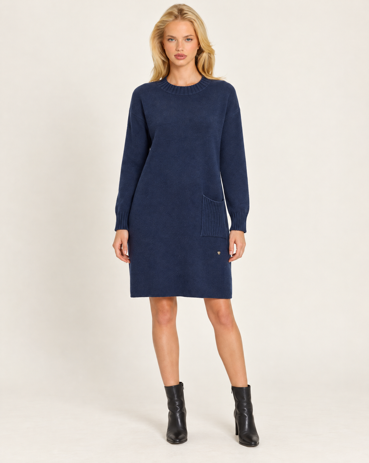 Abito in maglia donna blu con tasca a coste, indossato da Polly 7 - vista intera