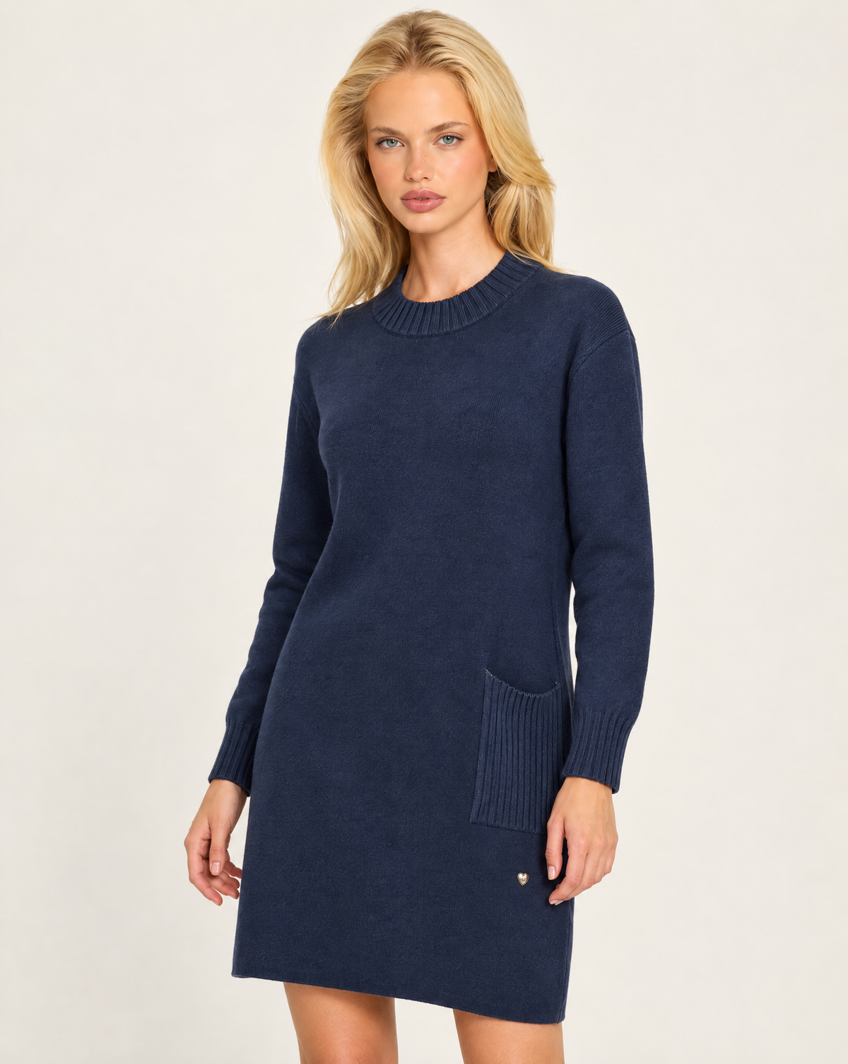 Abito in maglia donna blu con tasca a coste, indossato da Polly 7 - dettaglio della parte superiore