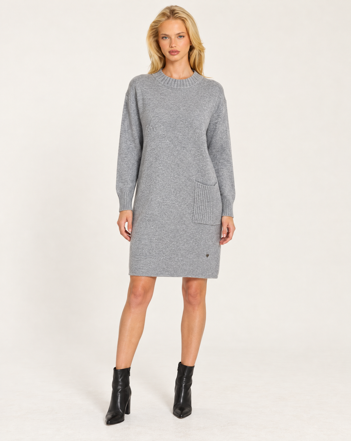 Abito in maglia donna grigio con tasca a coste, indossato da Polly 7 - vista intera