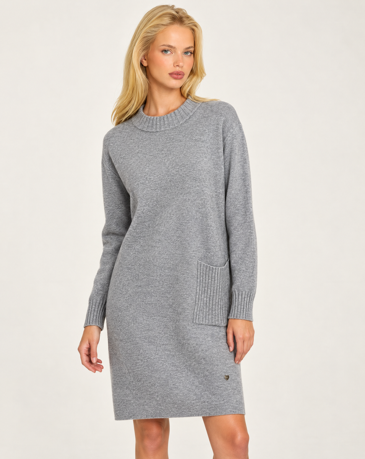 Abito in maglia donna grigio con tasca a coste, indossato da Polly 7 - dettaglio della parte superiore