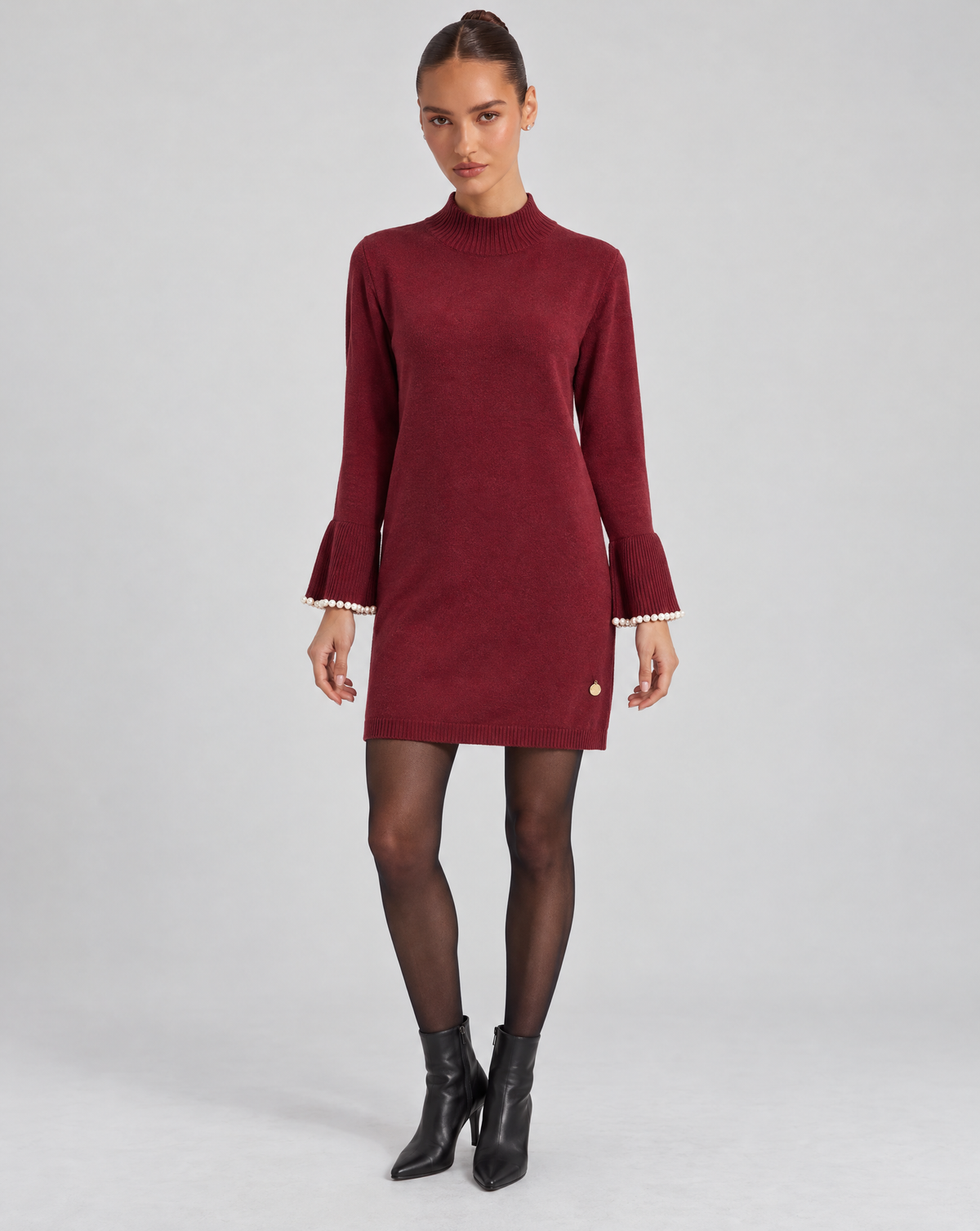 Abito lupetto in maglia con perle bordeaux con Polly 6 – vista frontale