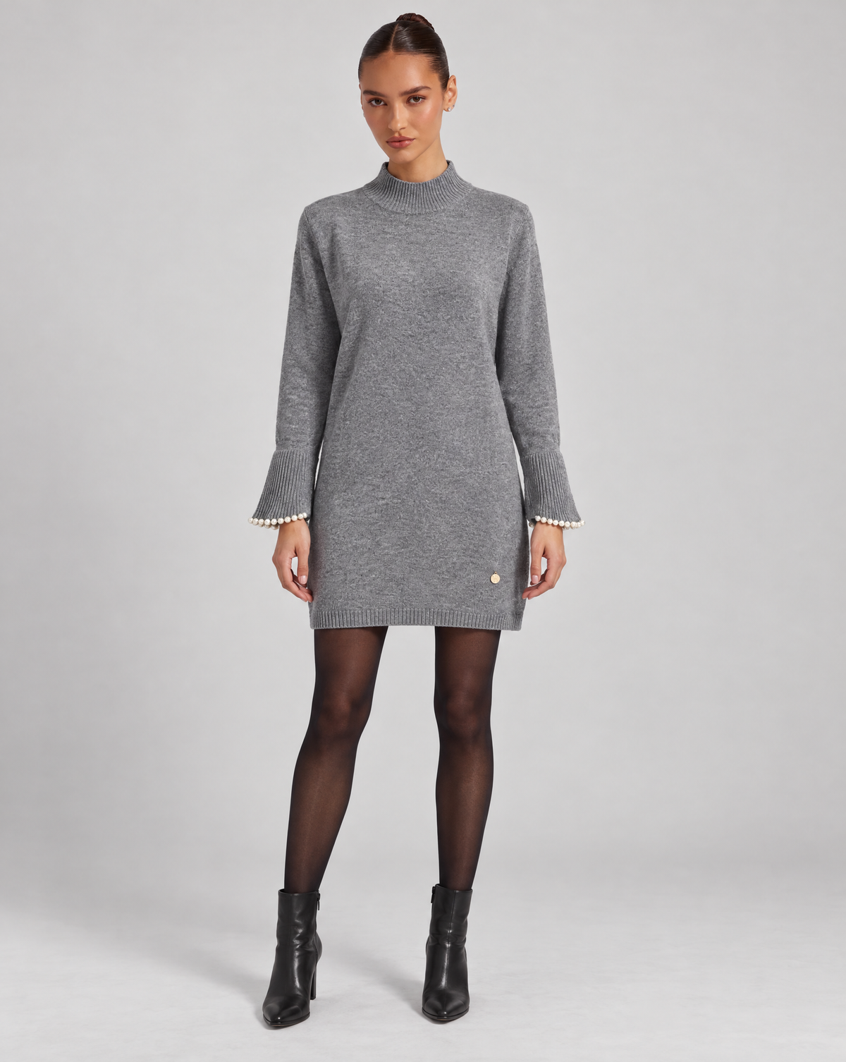 Abito lupetto in maglia con perle grigio con Polly 6 – vista frontale