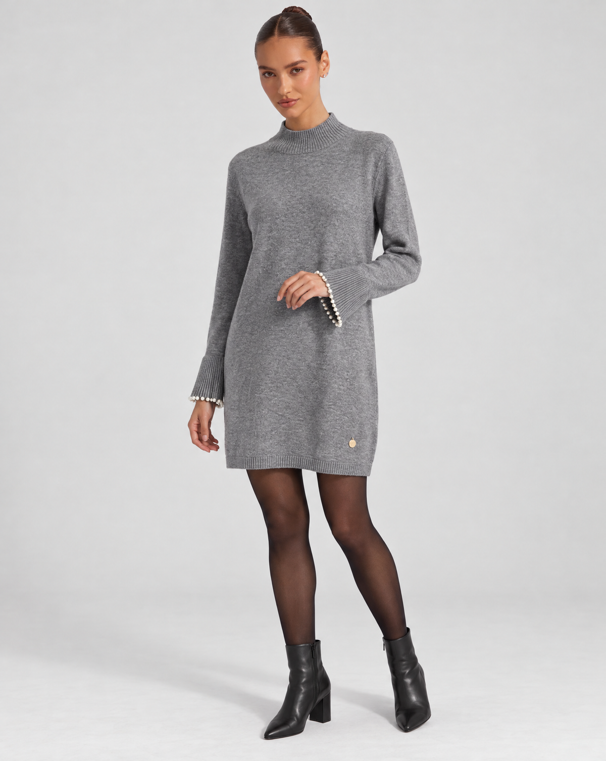 Abito lupetto in maglia con perle grigio con Polly 6 – vista tre quarti
