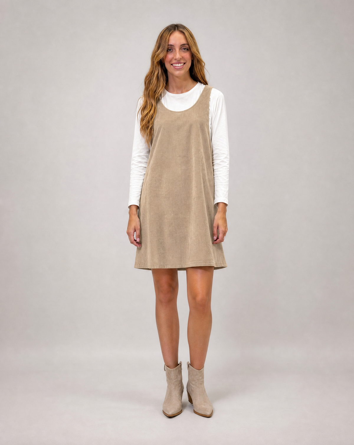 Abito salopette in velluto beige con maglia bianca, indossato da Polly 6, vista frontale
