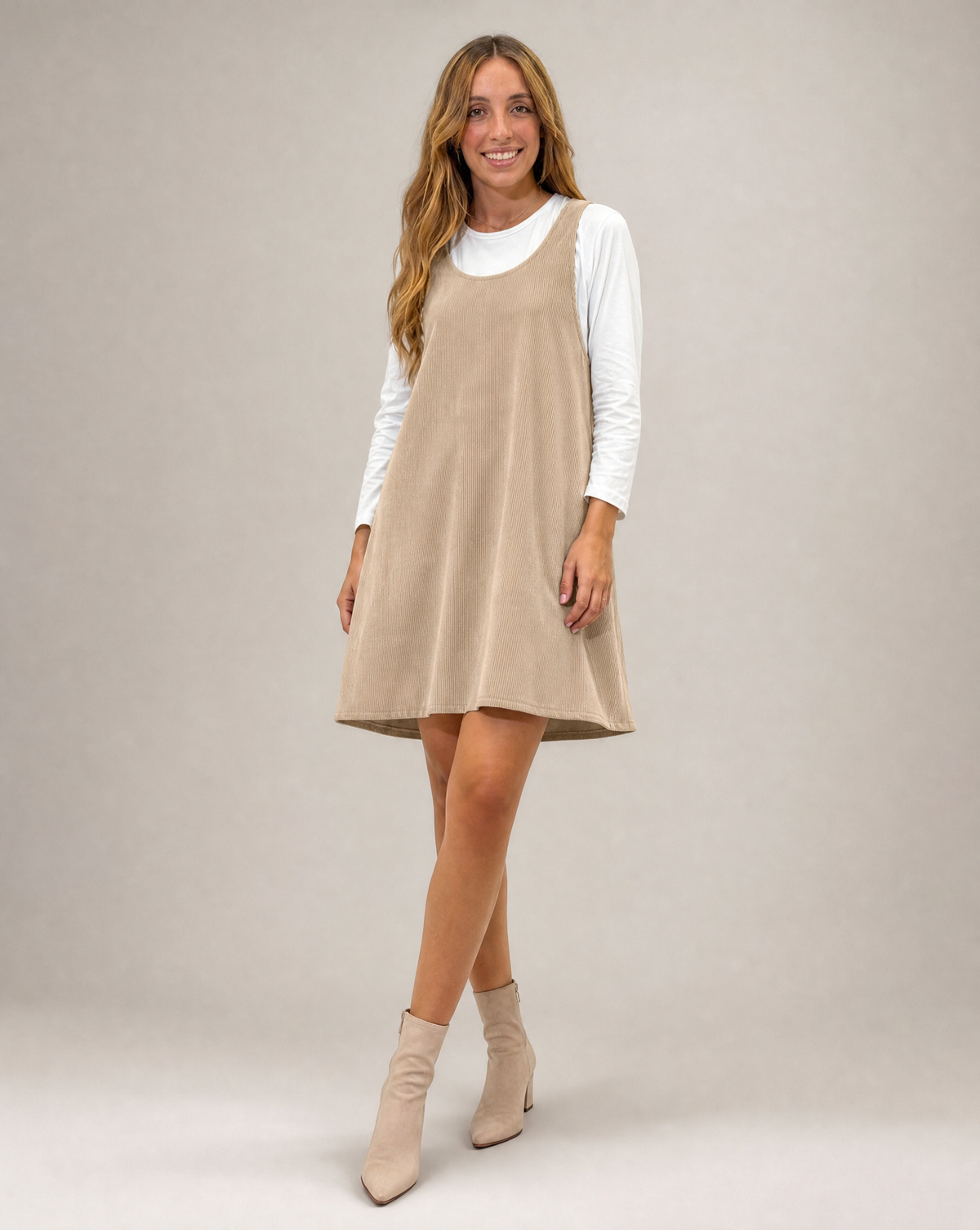 Abito salopette in velluto beige con maglia bianca, indossato da Polly 6, vista tre quarti