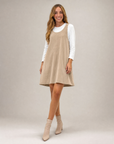 Abito salopette in velluto beige con maglia bianca, indossato da Polly 6, vista tre quarti