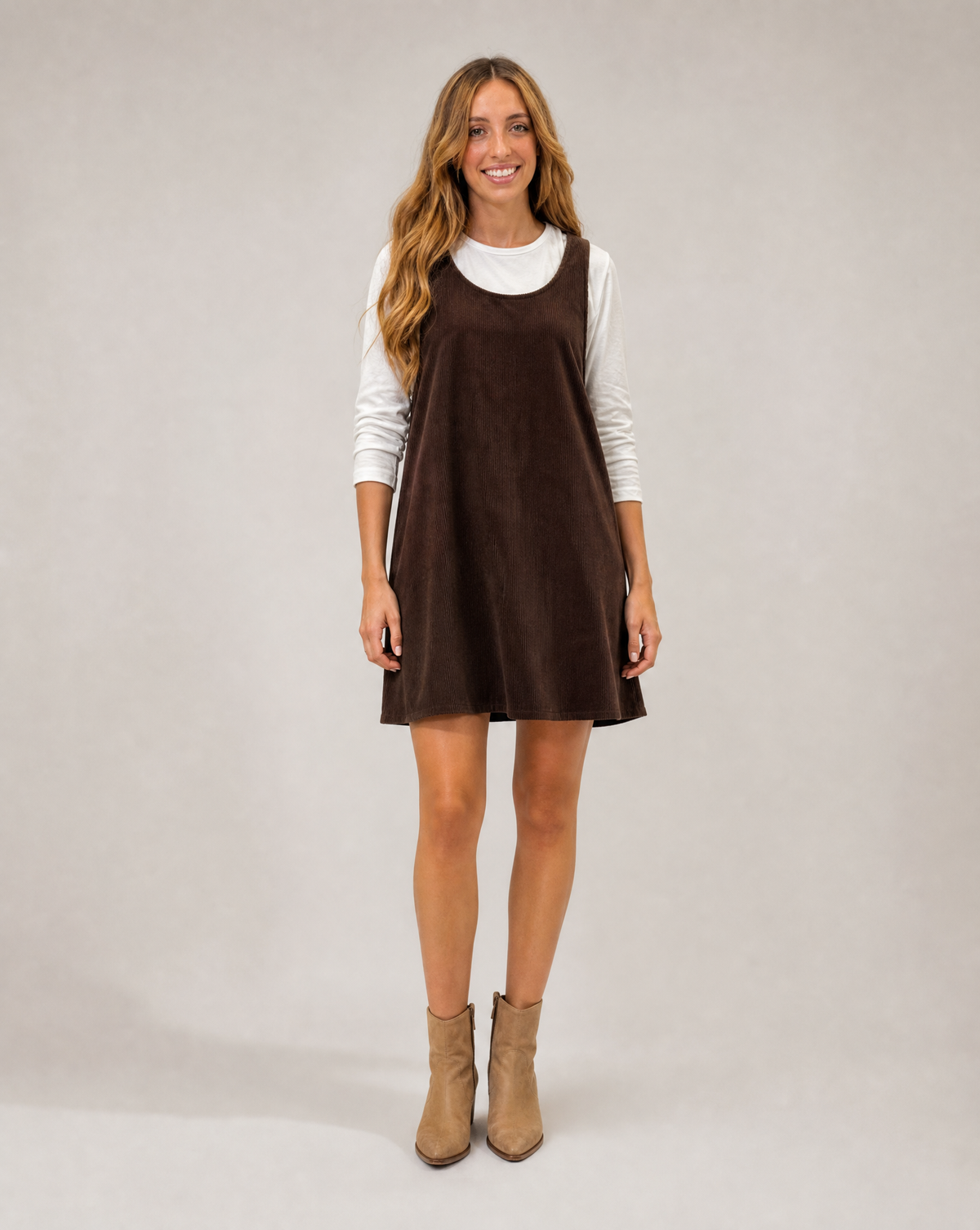 Abito salopette in velluto marrone con maglia bianca, indossato da Polly 6, vista frontale