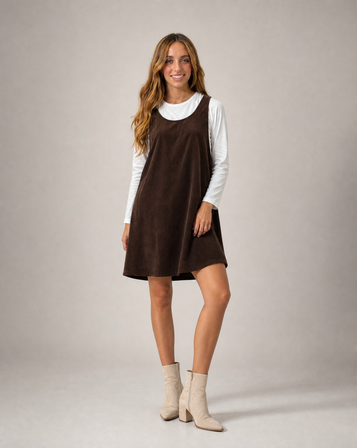 Abito salopette in velluto marrone con maglia bianca, indossato da Polly 6, vista tre quarti