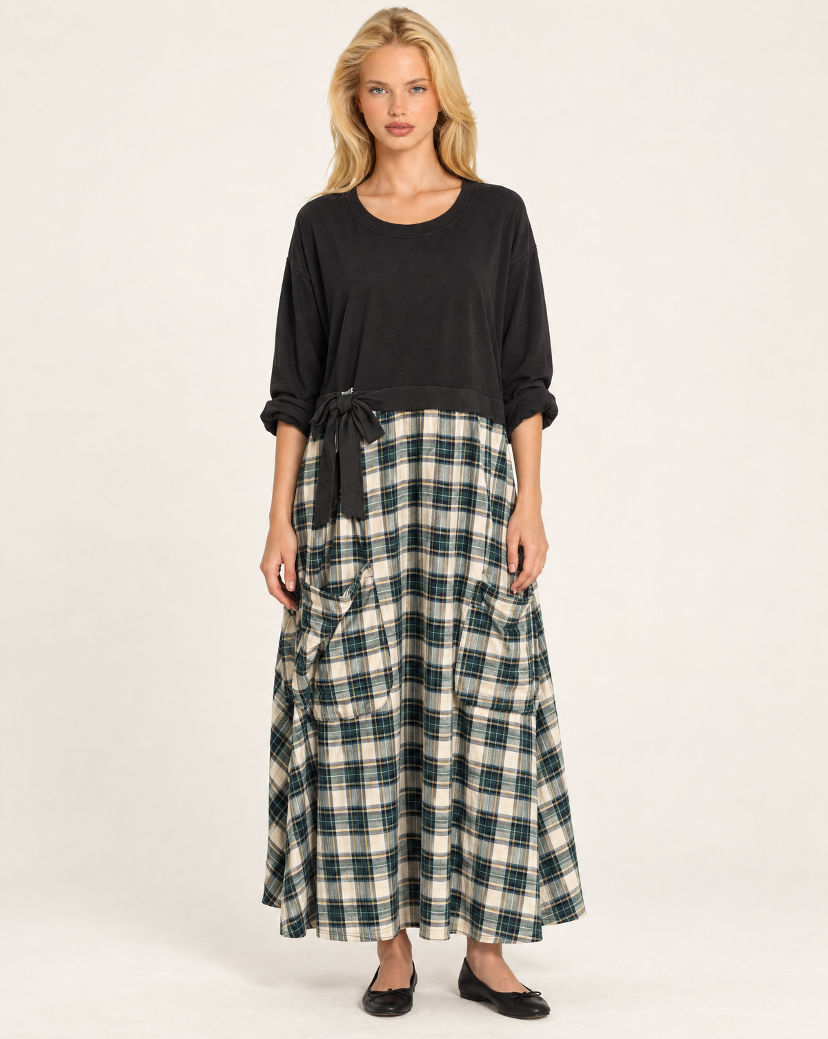 Abito lungo combinato con inserto tartan verde indossato da Polly 7 – vista frontale