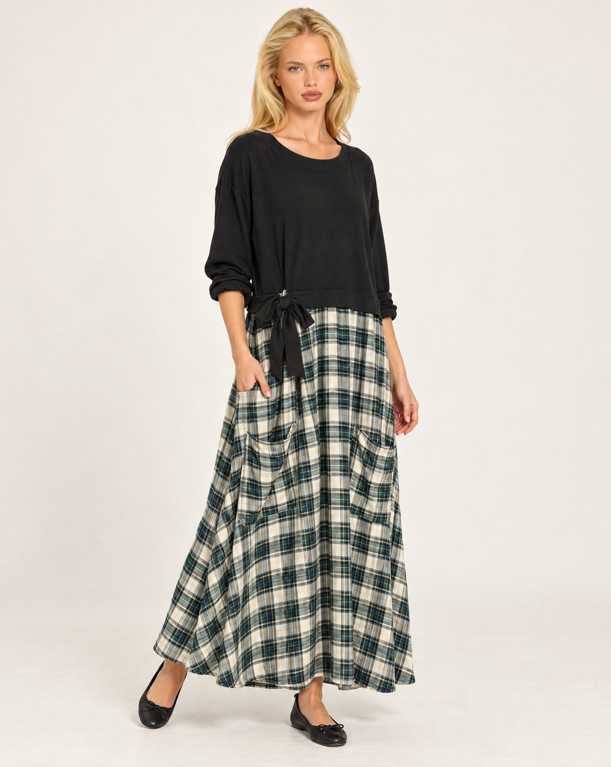 Abito lungo combinato con inserto tartan verde indossato da Polly 7 – vista a tre quarti