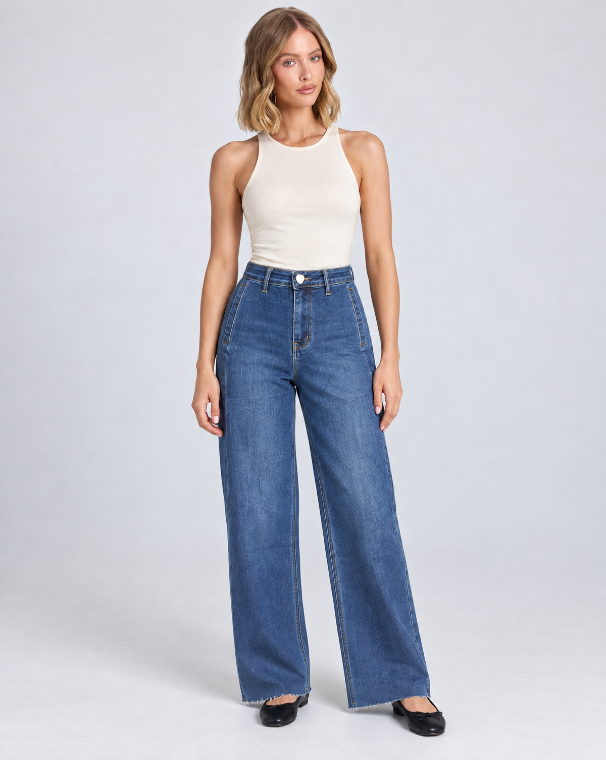 Jeans B11 2701 blu denim con fondo a taglio vivo indossati da Polly 5 – vista frontale