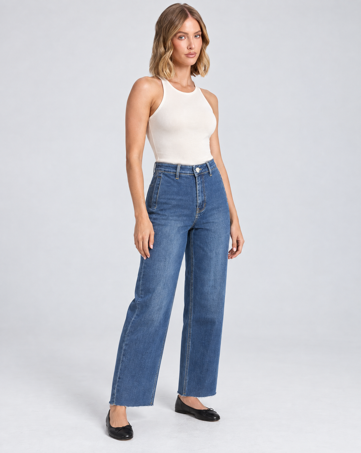 Jeans B11 2701 blu denim con fondo a taglio vivo indossati da Polly 5 – vista a tre quarti