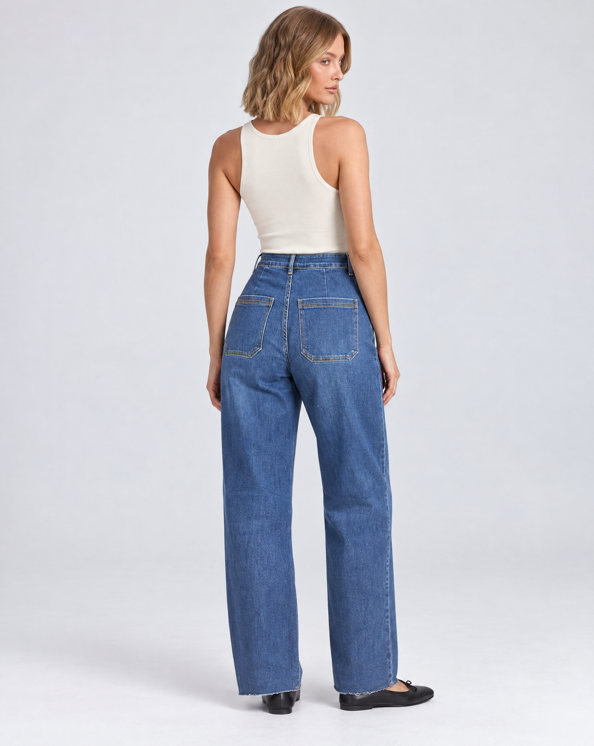 Jeans B11 2701 blu denim con fondo a taglio vivo indossati da Polly 5 – vista posteriore