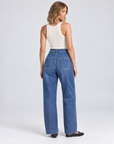 Jeans B11 2701 blu denim con fondo a taglio vivo indossati da Polly 5 – vista posteriore