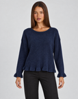 Maglia donna girocollo con volant blu indossata da Polly 4, vista frontale