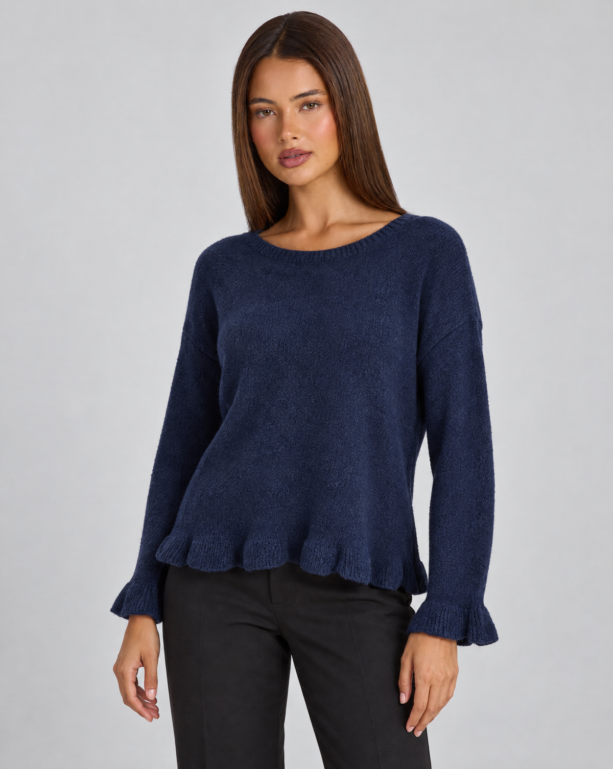 Maglia donna girocollo con volant blu indossata da Polly 4, vista tre quarti