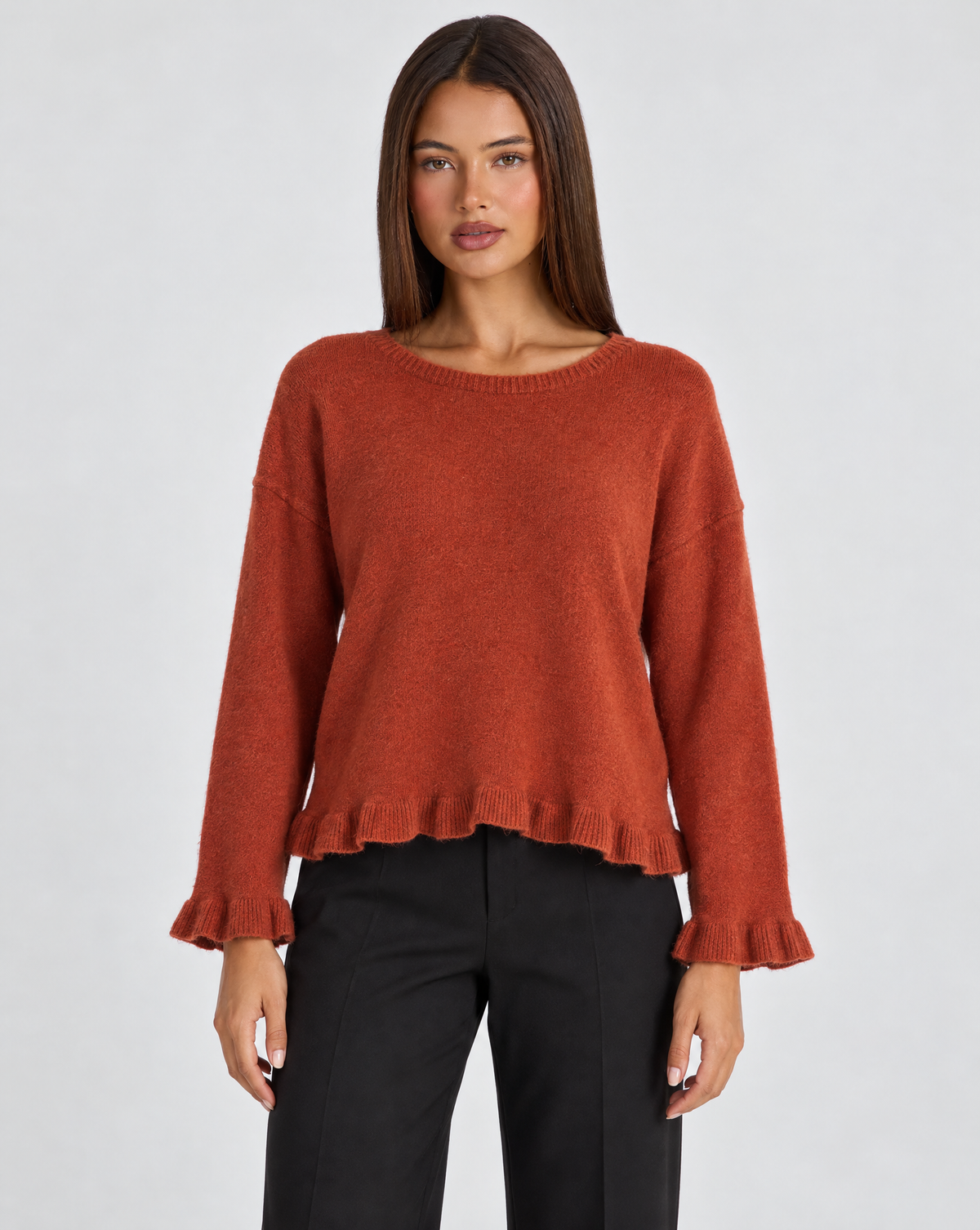 Maglia donna girocollo con volant coccio indossata da Polly 4, vista frontale