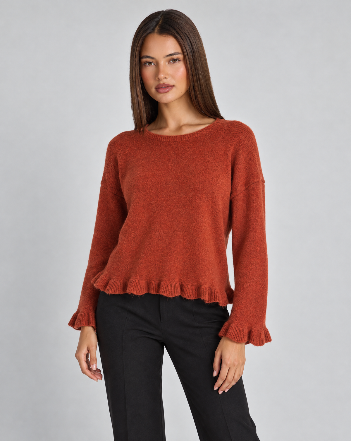 Maglia donna girocollo con volant coccio indossata da Polly 4, vista tre quarti