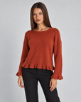Maglia donna girocollo con volant coccio indossata da Polly 4, vista tre quarti