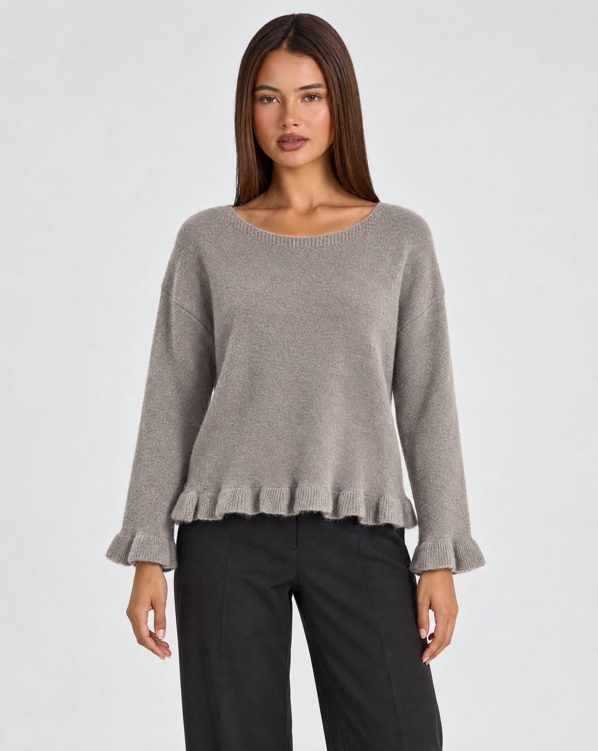 Maglia donna girocollo con volant fango indossata da Polly 4, vista frontale