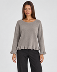 Maglia donna girocollo con volant fango indossata da Polly 4, vista frontale