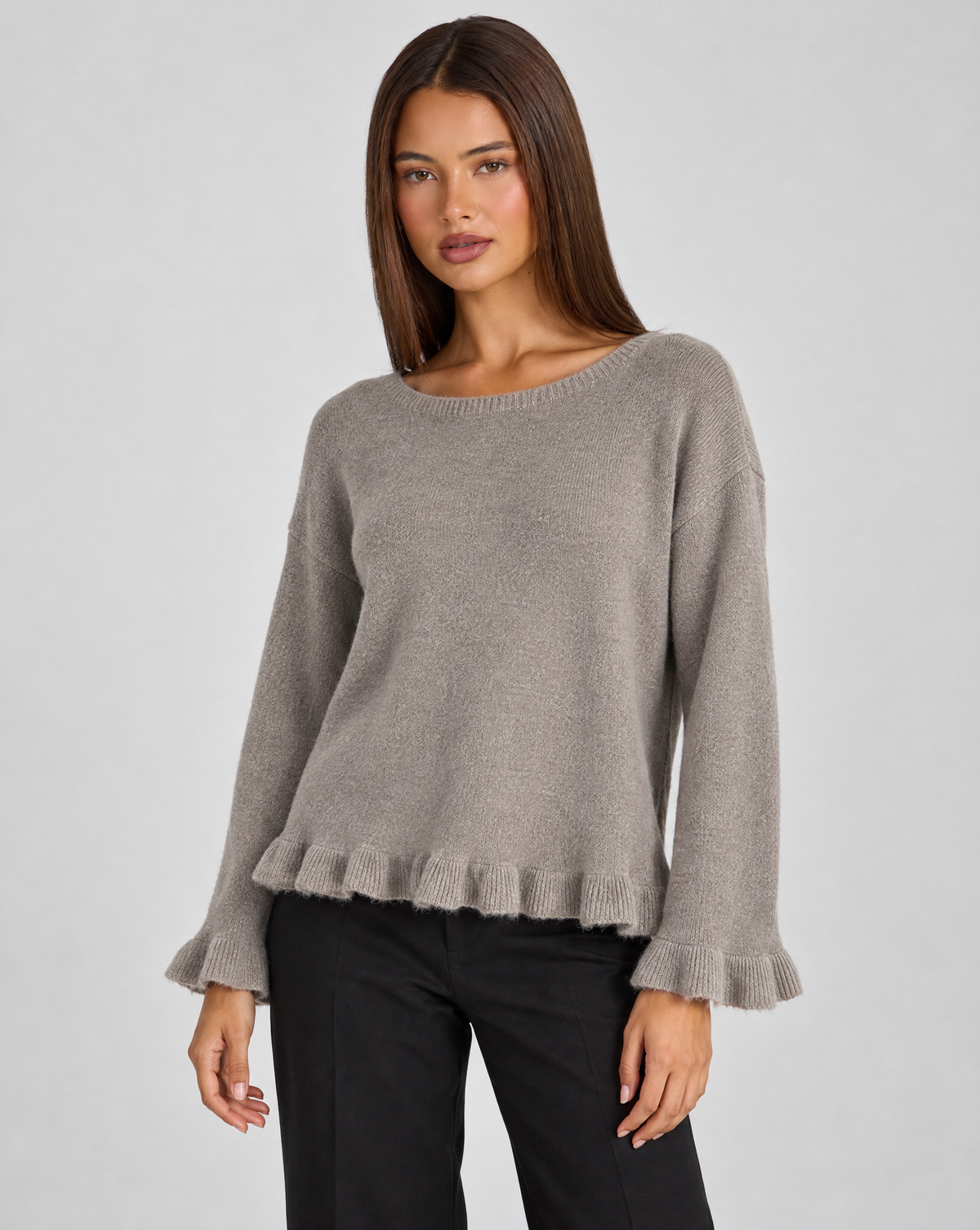 Maglia donna girocollo con volant fango indossata da Polly 4, vista tre quarti