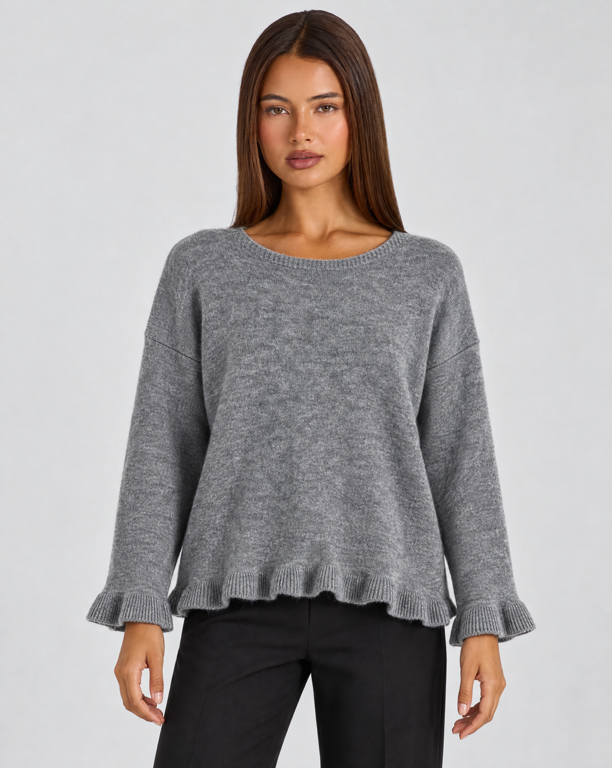 Maglia donna girocollo con volant grigio indossata da Polly 4, vista frontale