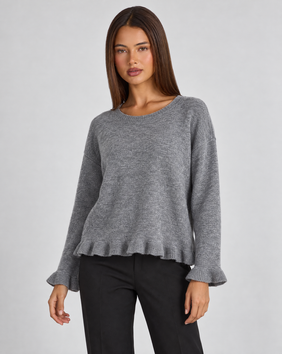 Maglia donna girocollo con volant grigio indossata da Polly 4, vista tre quarti
