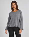 Maglia donna girocollo con volant grigio indossata da Polly 4, vista tre quarti