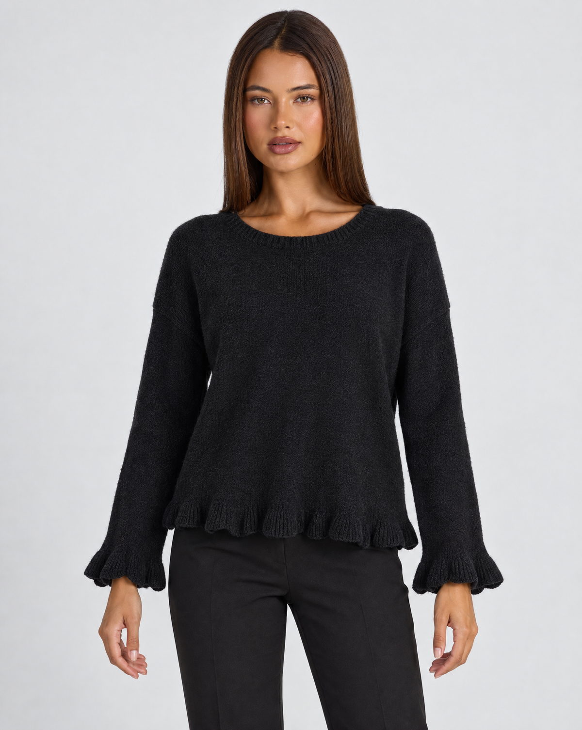 Maglia donna girocollo con volant nero indossata da Polly 4, vista frontale