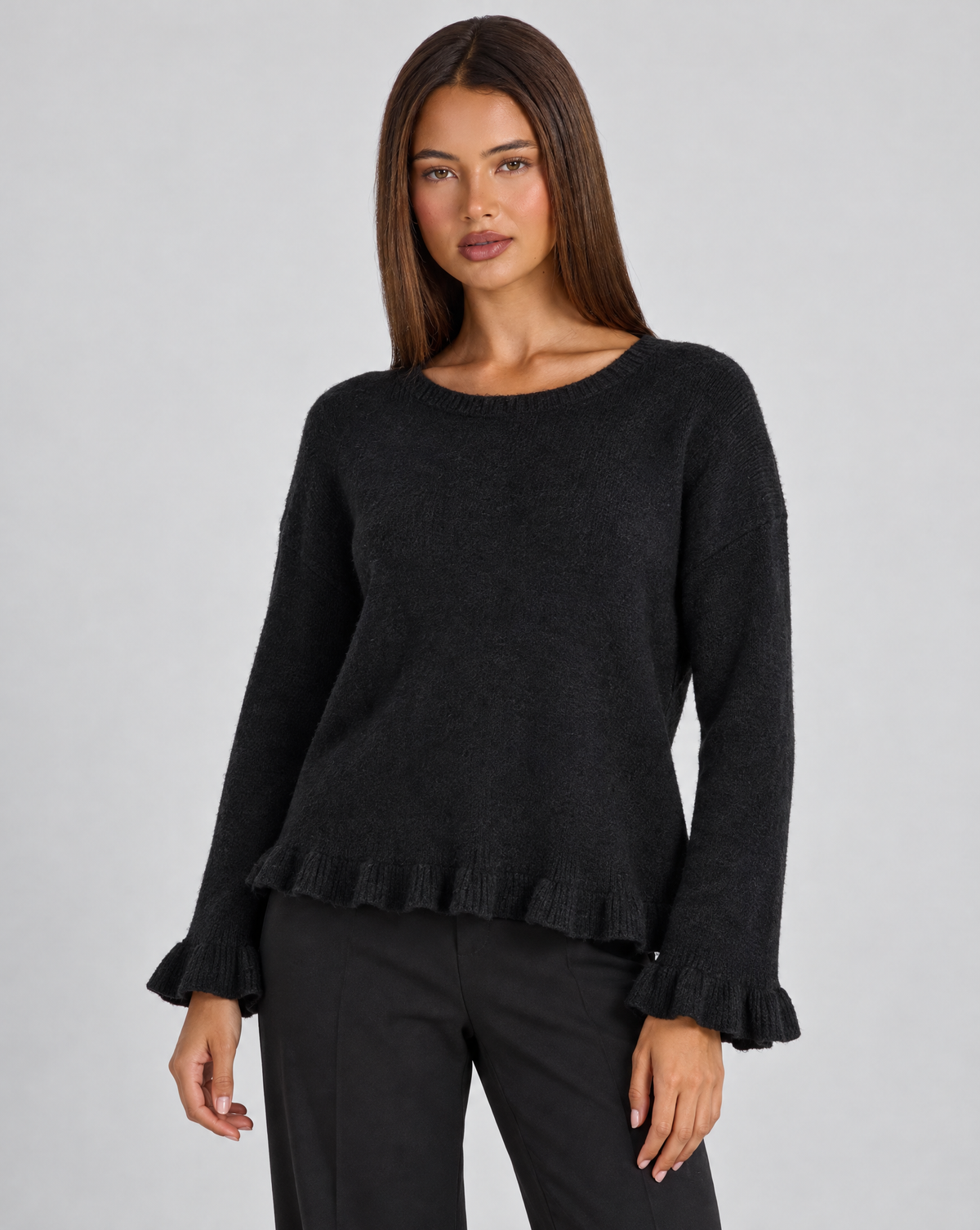 Maglia donna girocollo con volant nero indossata da Polly 4, vista tre quarti