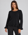 Maglia donna girocollo con volant nero indossata da Polly 4, vista tre quarti