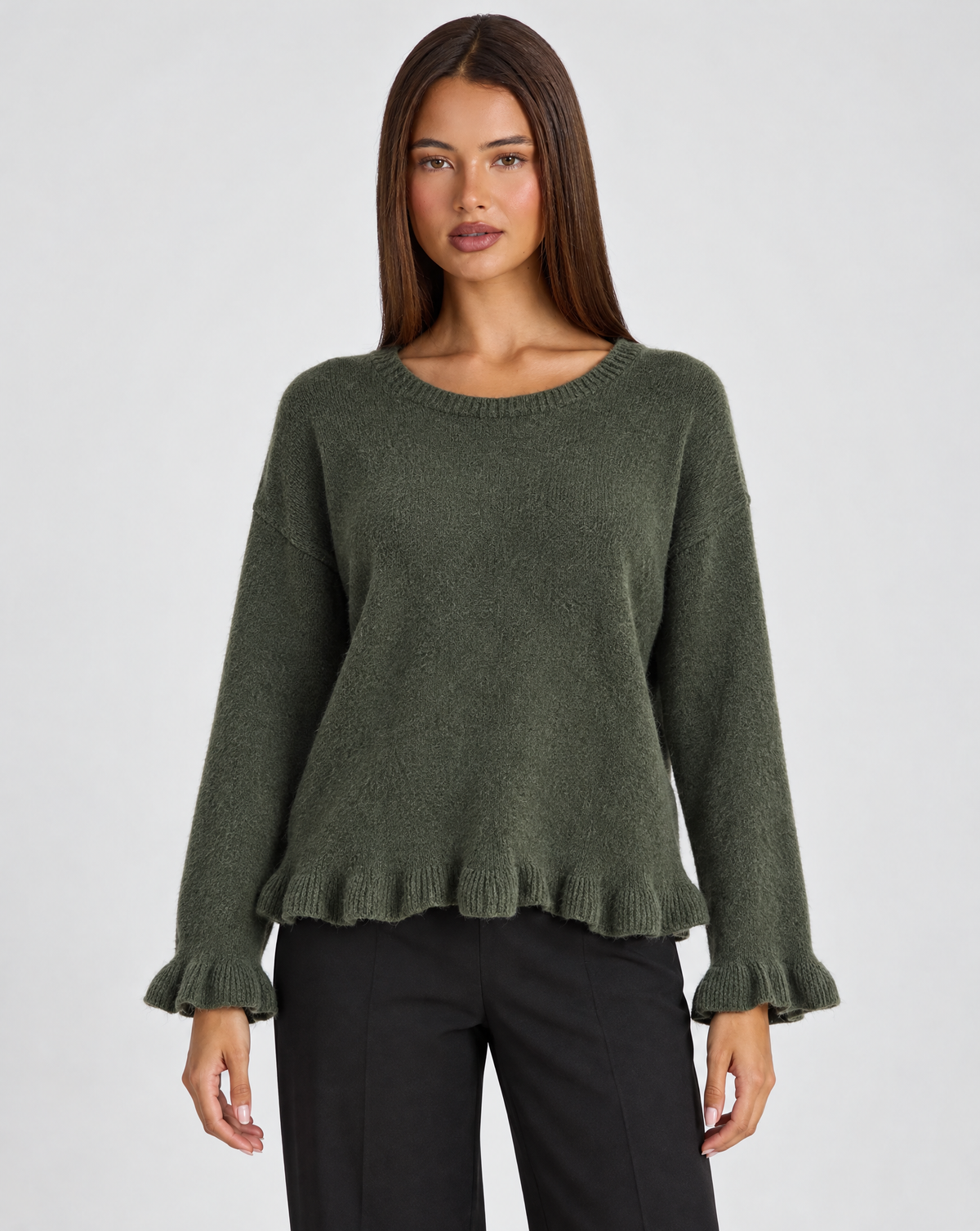 Maglia donna girocollo con volant verde indossata da Polly 4, vista frontale