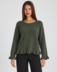 Maglia donna girocollo con volant verde indossata da Polly 4, vista frontale