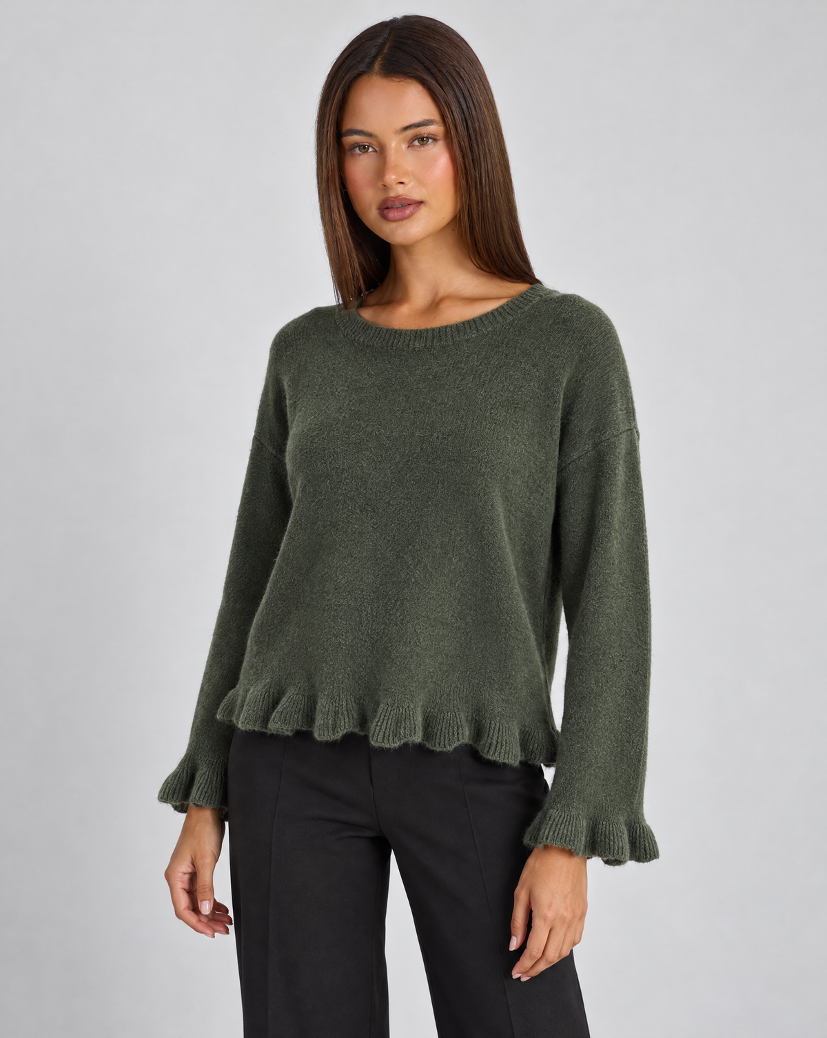 Maglia donna girocollo con volant verde indossata da Polly 4, vista tre quarti