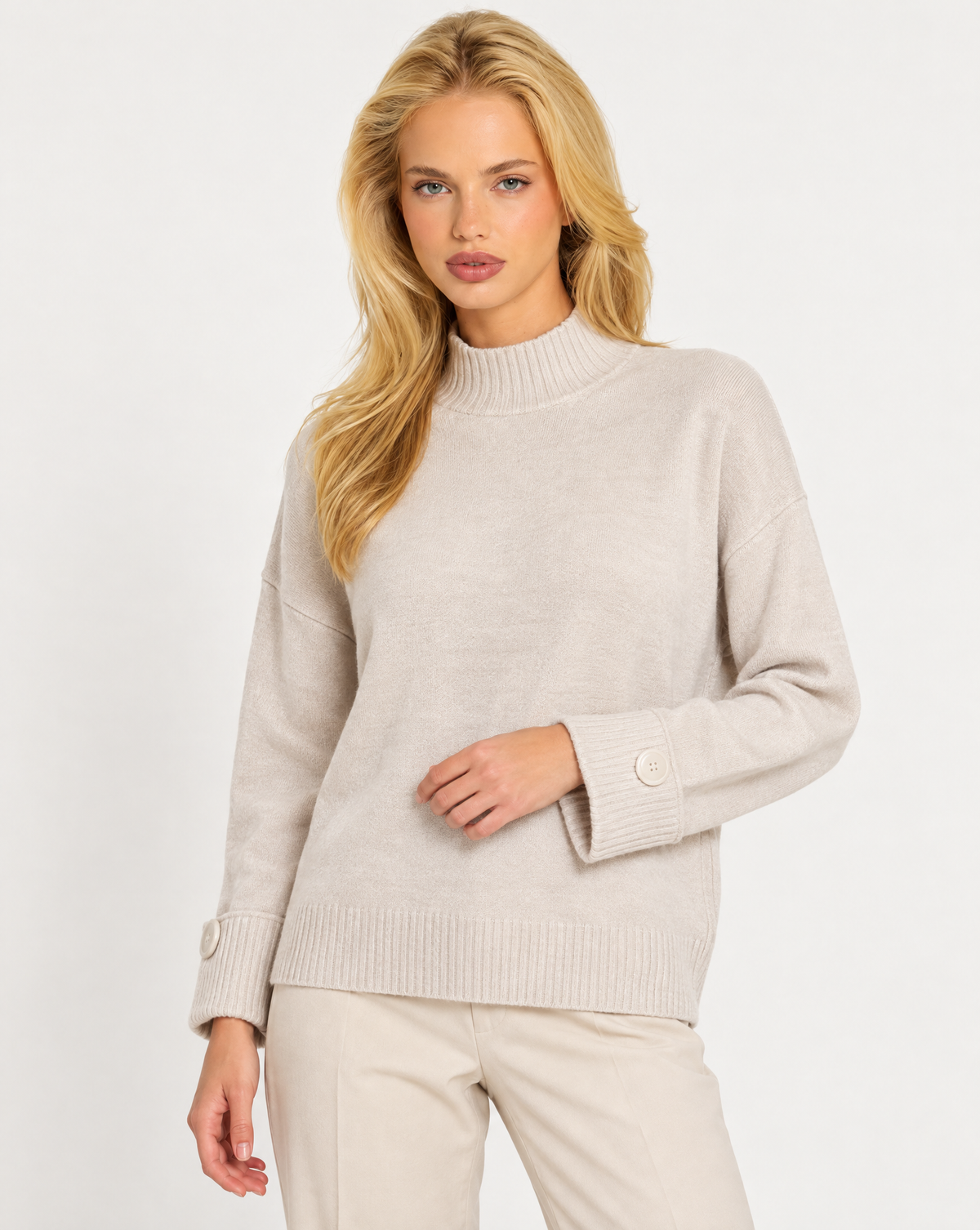Maglia donna collo alto beige con bottoni sui polsini indossata da Polly 7, vista a tre quarti