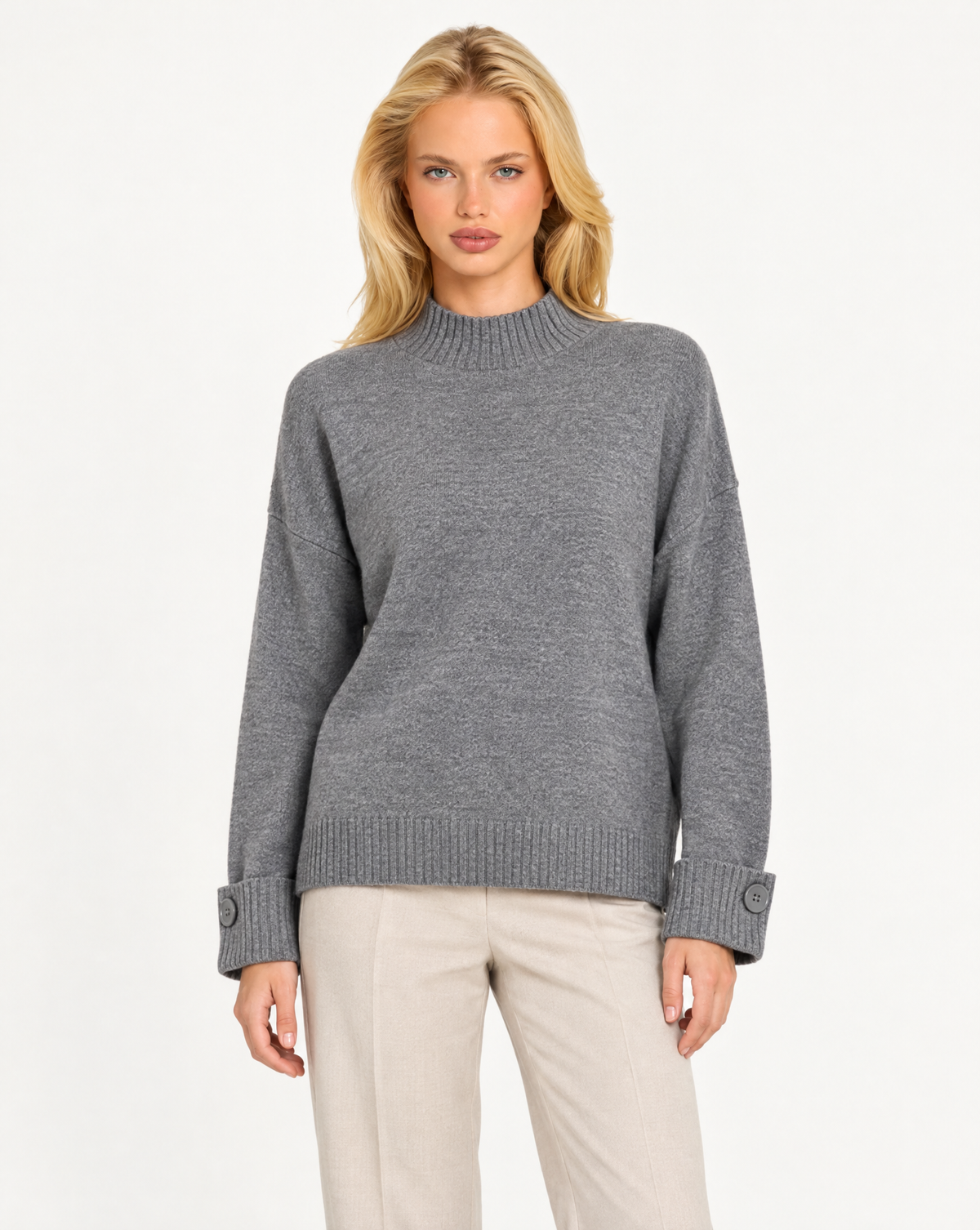 Maglia donna collo alto grigio con bottoni sui polsini indossata da Polly 7, vista frontale