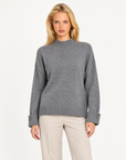 Maglia donna collo alto grigio con bottoni sui polsini indossata da Polly 7, vista frontale