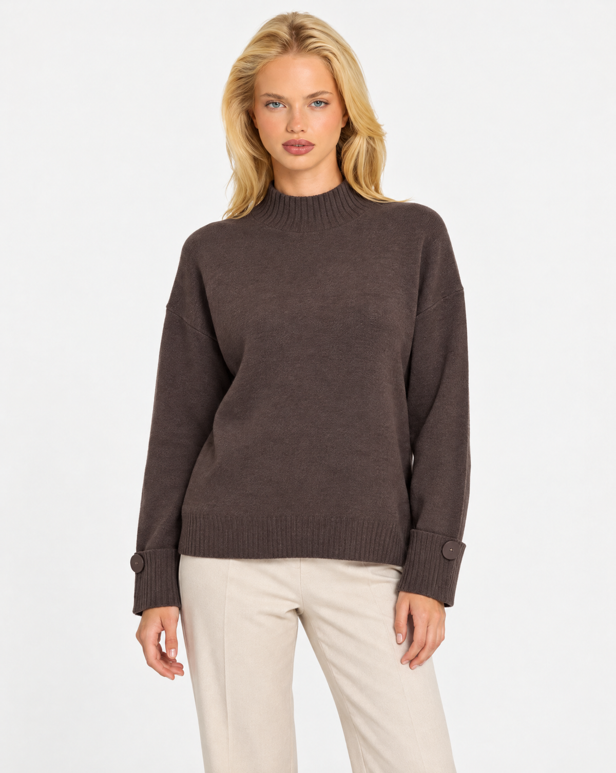 Maglia donna collo alto marrone con bottoni sui polsini indossata da Polly 7, vista frontale