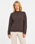 Maglia donna collo alto marrone con bottoni sui polsini indossata da Polly 7, vista frontale